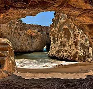 Interior de la Cueva de Hércules en Marruecos: vista hacia el océano Atlántico