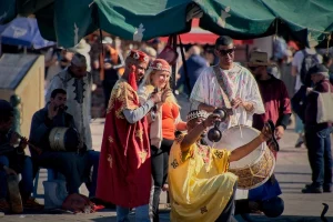 Grupo de músicos tradicionales y bailarines en una celebración en Marrakech, Marruecos
