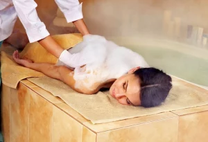 Mujer disfrutando de un tratamiento en un hammam en Marruecos