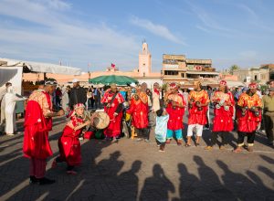 Grupo de músicos y bailarines tradicionales actuación en una plaza de Marrakech, Marruecos