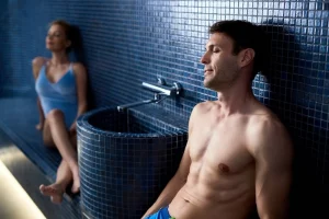 Hombre disfrutando de un hammam en Marrakech, Marruecos