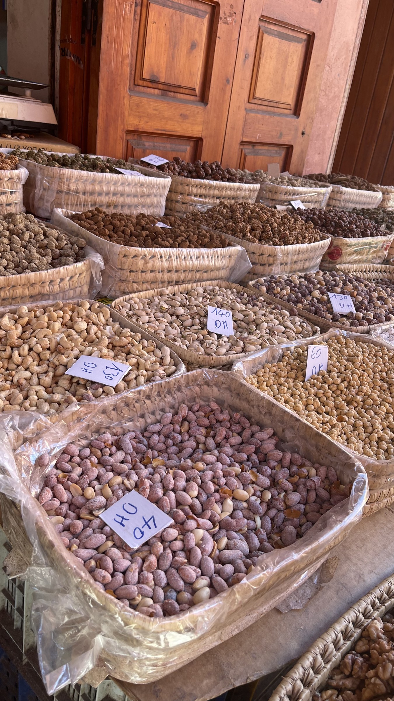 Cestas con frutos secos en el mercado de una medina marroqu&iacute;
