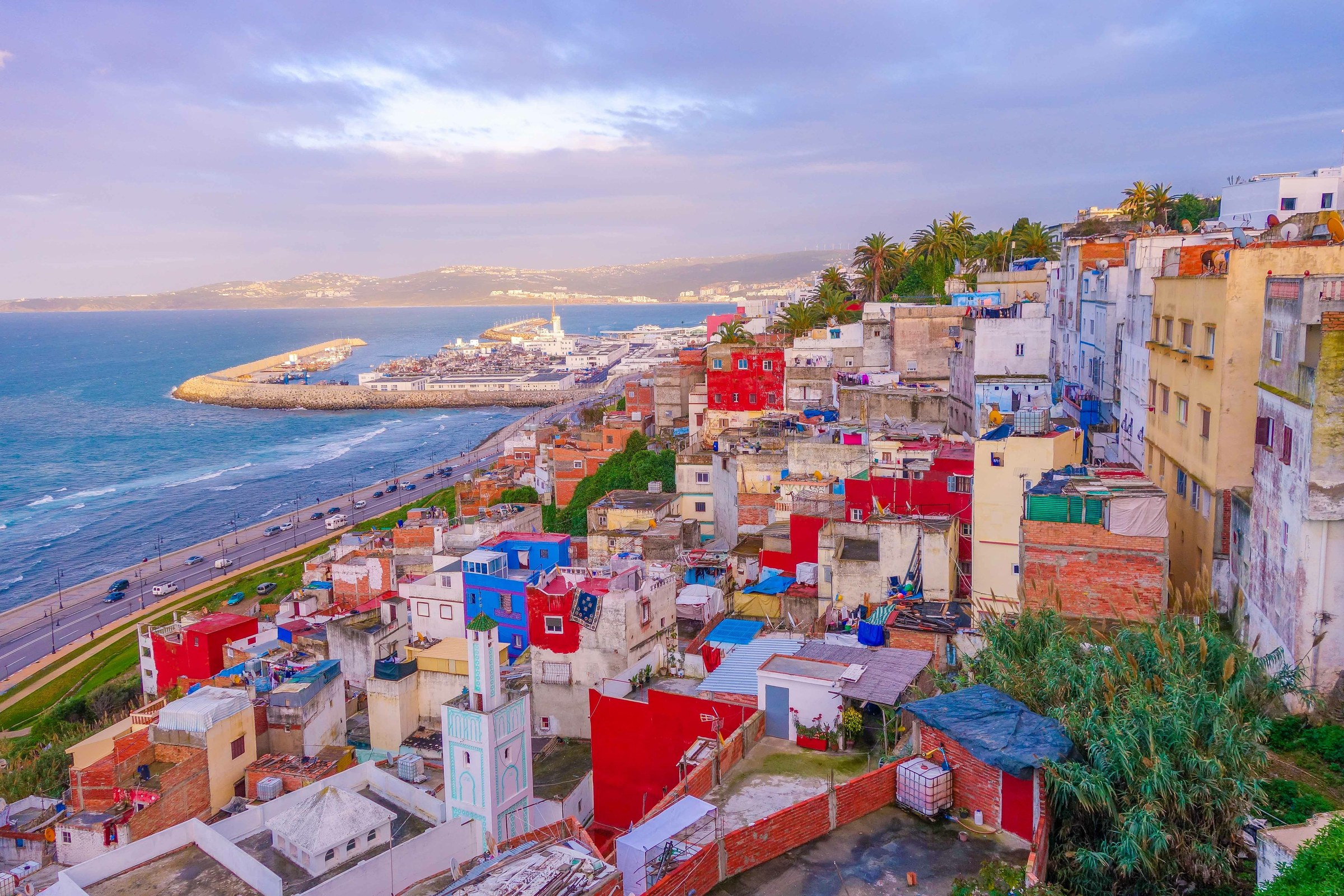 Vista panor&aacute;mica de T&aacute;nger con casas coloridas en la medina, el puerto y el estrecho de Gibraltar