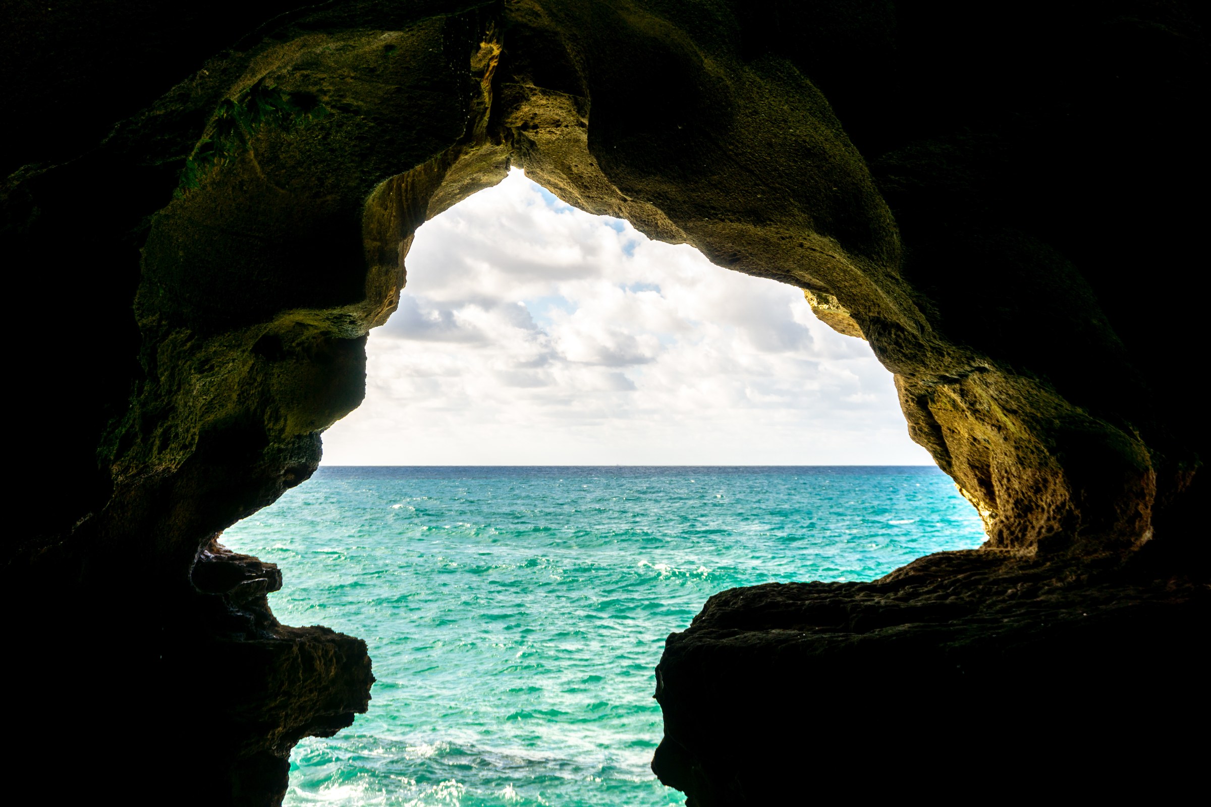 Vista desde el interior de la Cueva de Hércules en Tánger, con arco rocoso enmarcando el Atlántico
