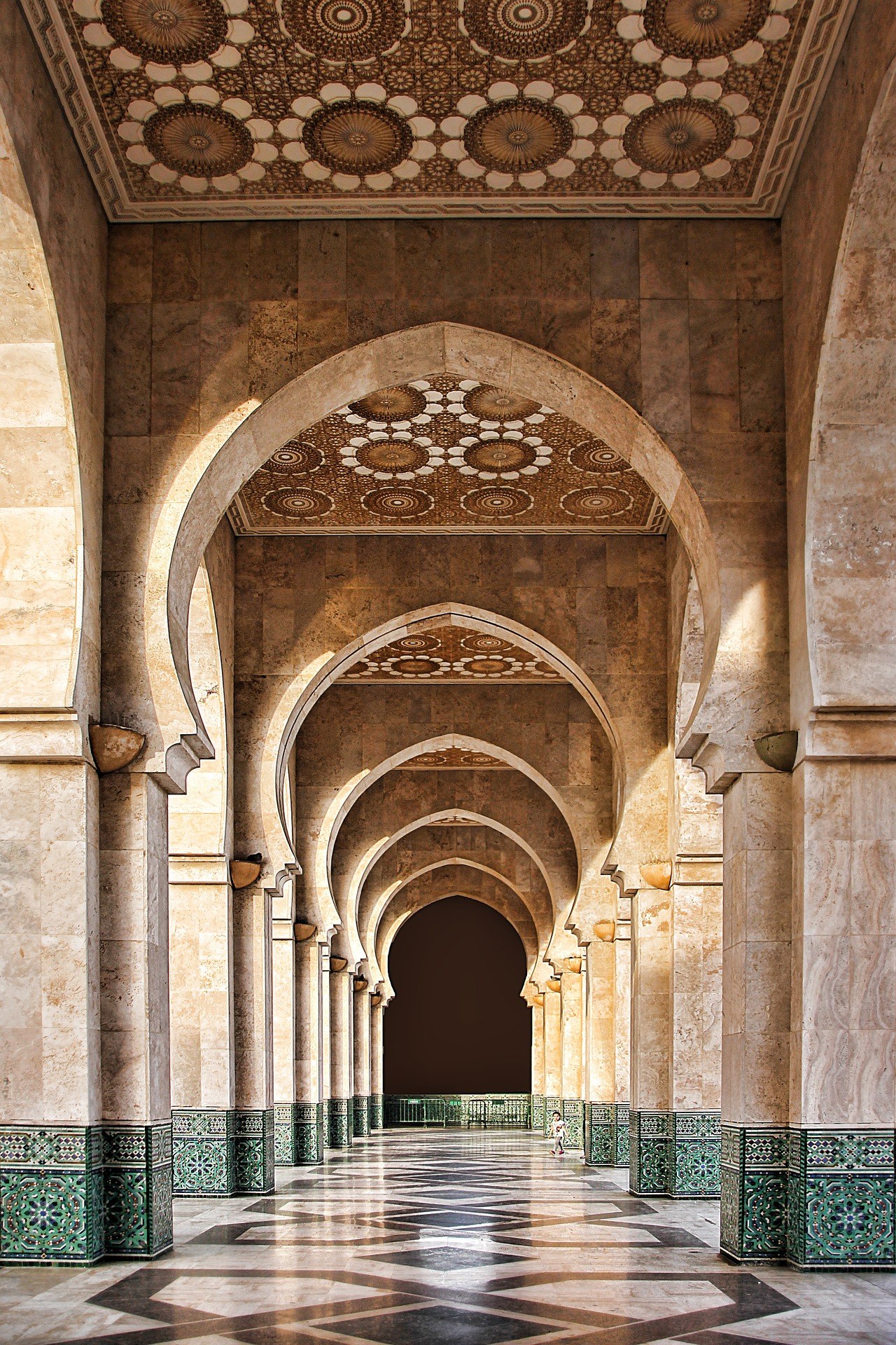 Arcos de mármol en perspectiva en la Mezquita Hassan II de Casablanca con techos de mosaico
