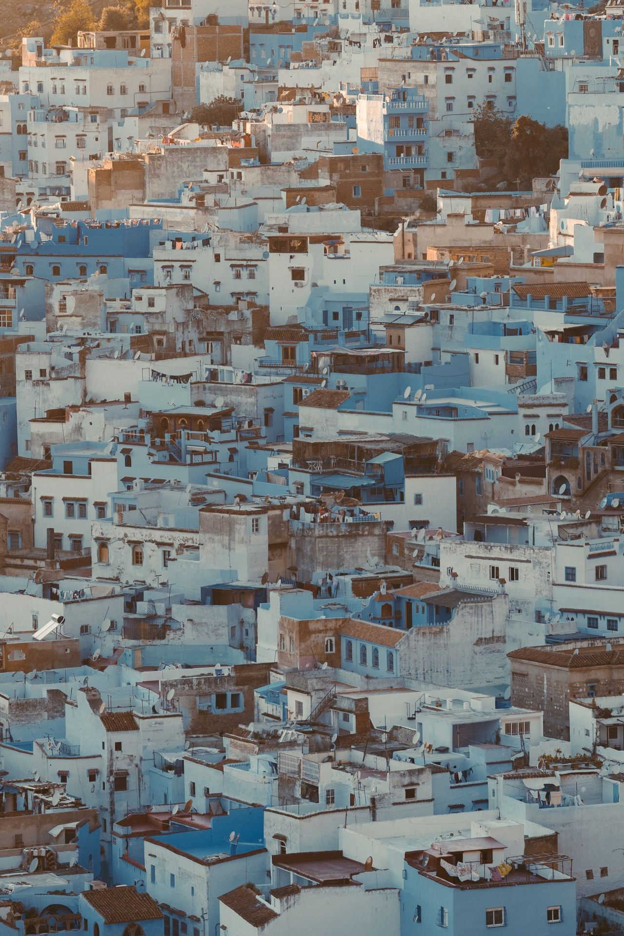 Vista panor&aacute;mica a&eacute;rea de Chefchaouen, la ciudad azul de Marruecos, con tejados y fachadas azules al atardecer